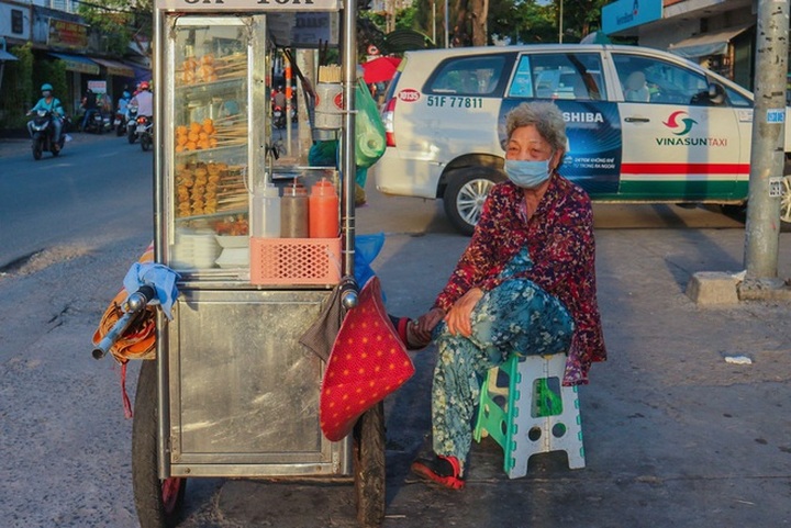 Covid-19 bùng phát, quầy hàng ế ẩm và nỗi buồn của cụ già 74 tuổi - 1