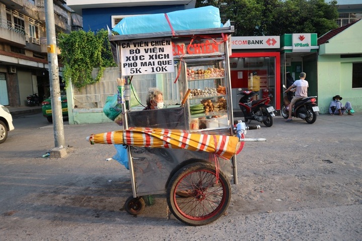 Covid-19 bùng phát, quầy hàng ế ẩm và nỗi buồn của cụ già 74 tuổi - 2