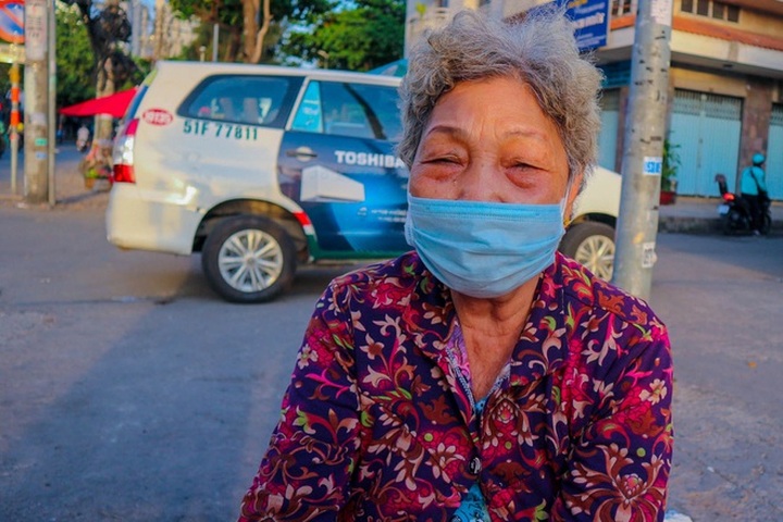 Covid-19 bùng phát, quầy hàng ế ẩm và nỗi buồn của cụ già 74 tuổi - 4