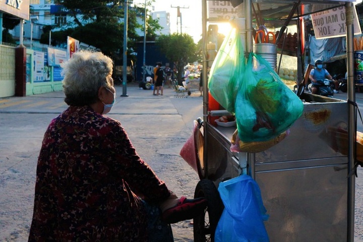 Covid-19 bùng phát, quầy hàng ế ẩm và nỗi buồn của cụ già 74 tuổi - 5