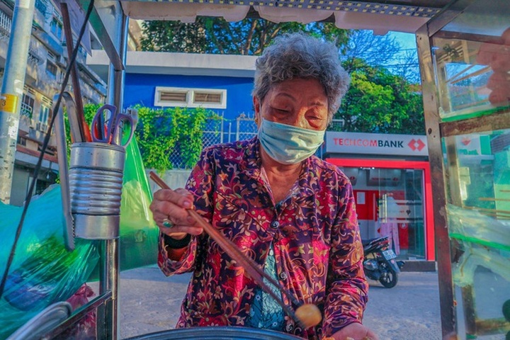 Covid-19 bùng phát, quầy hàng ế ẩm và nỗi buồn của cụ già 74 tuổi - 6