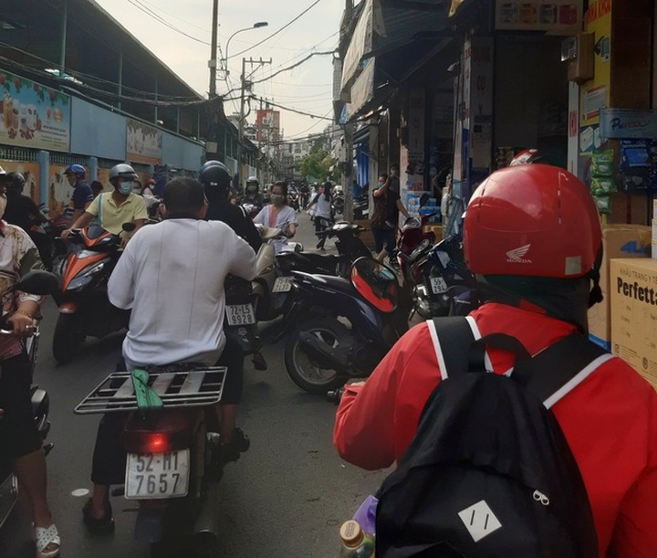 Covid-19 phức tạp, dân buôn khẩu trang “dọa” tăng giá 10 triệu đồng/thùng - 5