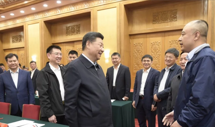 
Chủ tịch Tập Cận Bình nói chuyện với đại diện các doanh nghiệp dự tọa đàm. (Ảnh: CCTV)
