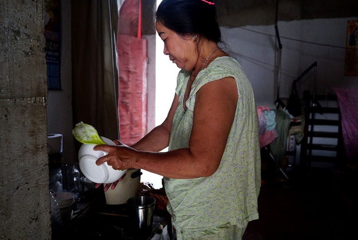 Hàng ngày, bà Liên đi bán nước ở các công trình xây dựng, các con đi làm đi học.