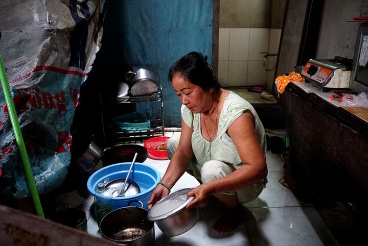 Những ngày mưa, bà Liên nghỉ làm chỉ quanh quẩn ở trong căn nhà biệt thự ở tạm.