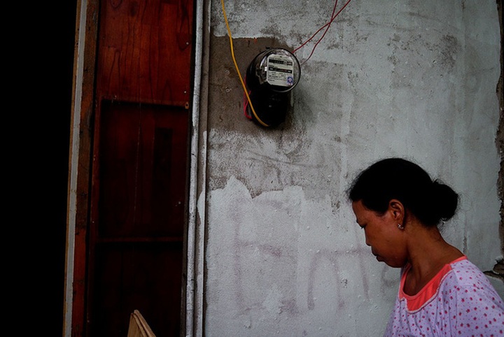 Những hộ dân sinh sống tại đây đều được lắp đồng hồ điện, nước để sử dụng.