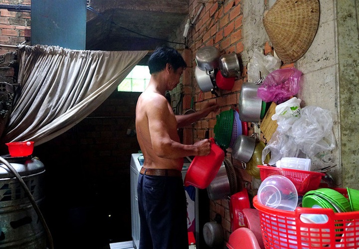 Vợ đi giúp việc về trễ, ông Hà là người nấu ăn cho cả gia đình.