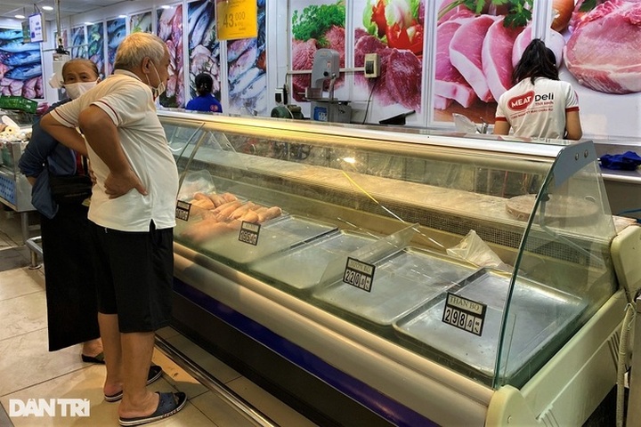 Đà Nẵng: Người dân đổ xô đi mua hàng hóa dự trữ trước giờ dừng họp chợ - 4