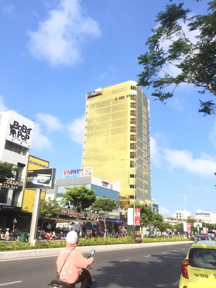 Đà Nẵng: Nhiều cao ốc “dát vàng” gây chói mắt - 1