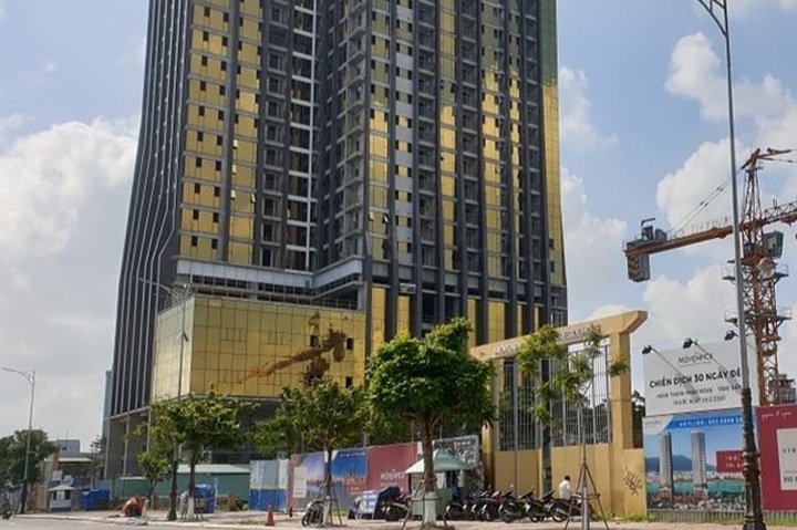 Đà Nẵng: Nhiều cao ốc “dát vàng” gây chói mắt - 3