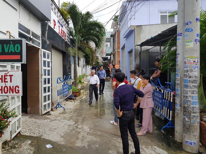 Ông Lê Văn Dẽ (áo trắng), Giám đốc Sở Xây dựng tỉnh Khánh Hòa đã nhanh chóng đến hiện trường yêu cầu sơ tán toàn bộ hộ dân