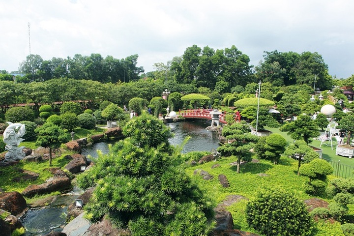 Đại gia làm hồ cá Koi, đồi nhân tạo bằng 100 tấn “đá bán quý” - 2