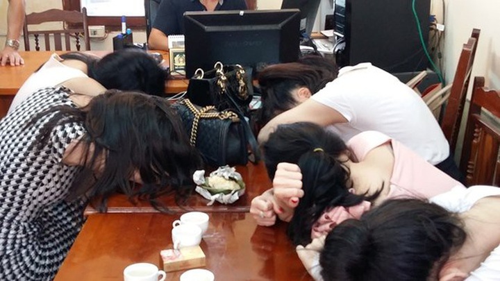 Các gái bán dâm bị bắt quả tang, đưa về cơ quan điều tra trong vụ đường dây mại dâm 14.000 USD. Ảnh: CAND