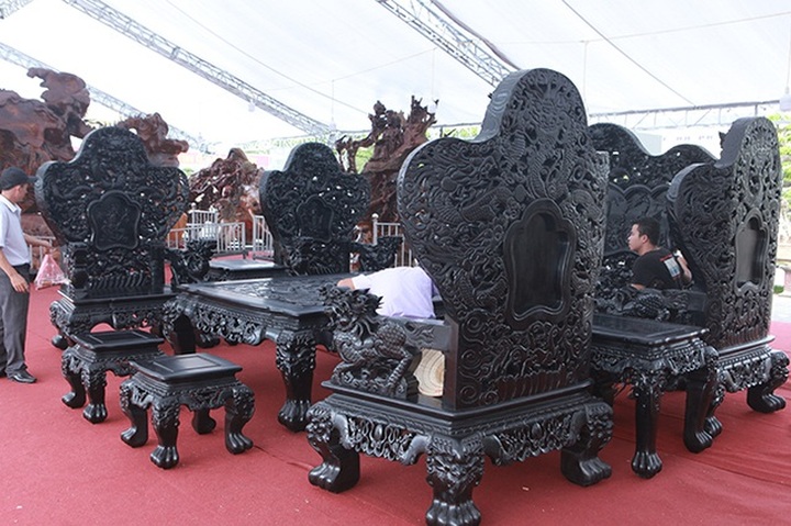 Đại gia Thanh Hóa vác bộ siêu bàn ghế 27 tỷ đồng đi triển lãm - 2