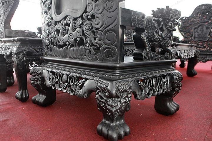 Đại gia Thanh Hóa vác bộ siêu bàn ghế 27 tỷ đồng đi triển lãm - 15