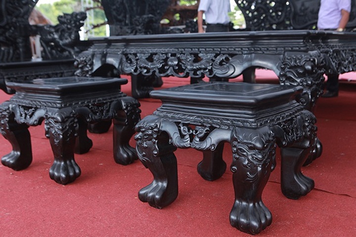 Đại gia Thanh Hóa vác bộ siêu bàn ghế 27 tỷ đồng đi triển lãm - 16