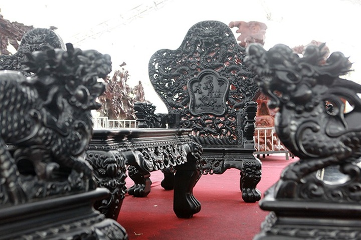Đại gia Thanh Hóa vác bộ siêu bàn ghế 27 tỷ đồng đi triển lãm - 4