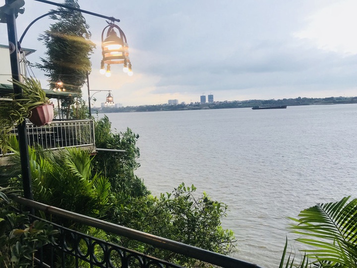 Đám cưới sang chảnh, view nhìn ra sông Hồng