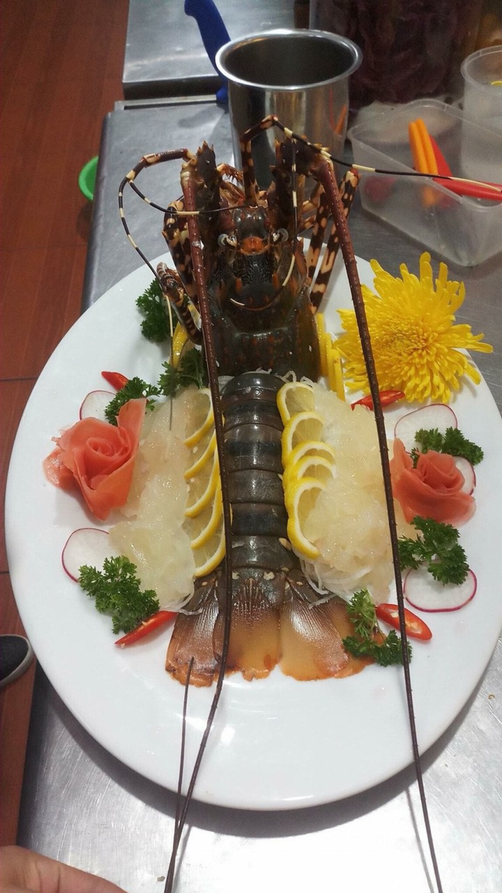 
Tôm hùm bày theo kiểu ăn gỏi
