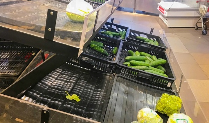 Dân đổ xô mua thực phẩm tích trữ, các siêu thị làm ăn lời lãi ra sao? - 1