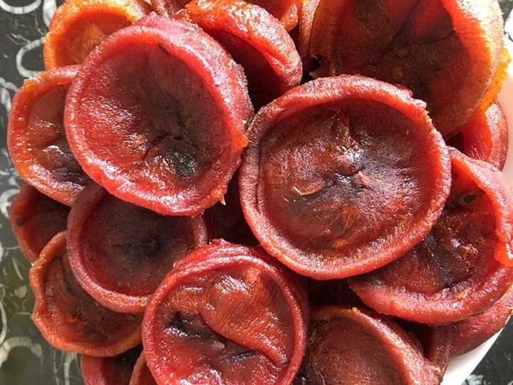 Hồng sấy Đà Lạt bên ngoài vỏ cũng không có phấn trắng như hồng Trung Quốc