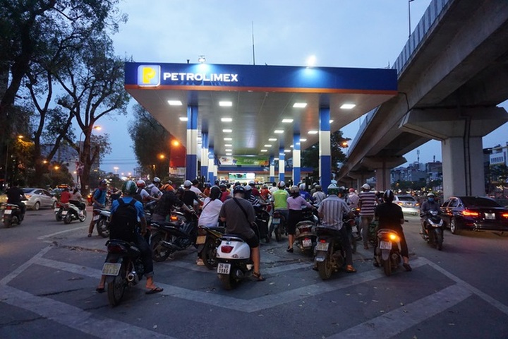 Dân ùn ùn đổ xăng trước giờ tăng giá, nhiều nơi xếp hàng đông nghẹt - 2