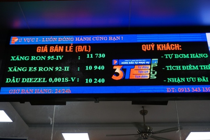 Dân ùn ùn đổ xăng trước giờ tăng giá, nhiều nơi xếp hàng đông nghẹt - 6