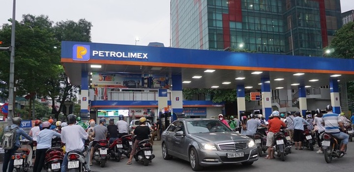 Dân ùn ùn đổ xăng trước giờ tăng giá, nhiều nơi xếp hàng đông nghẹt - 8