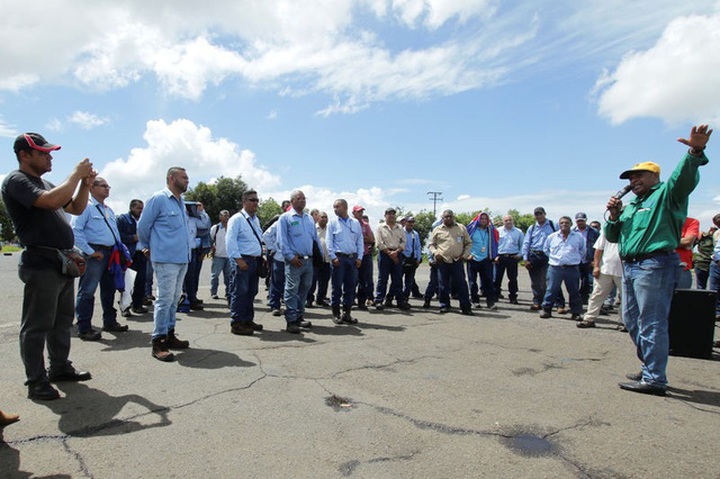 Công nhân Venezuela biểu tình vào ngày 25/9 vừa qua yêu cầu Chính phủ xem xét lại mức lương. (Nguồn: REUTERS / William Urdaneta)
