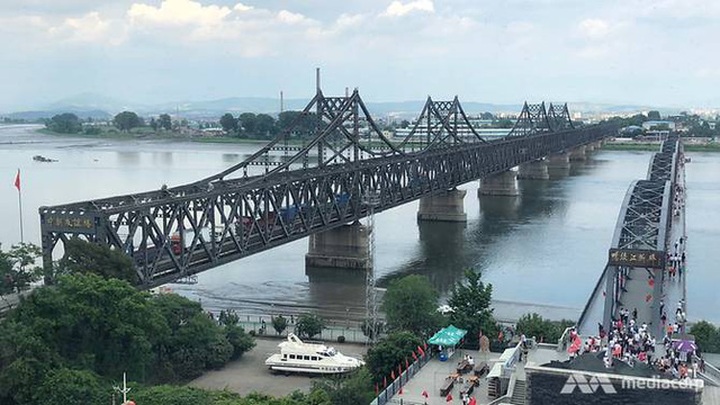 Cầu Dandong nối liền Trung Quốc và Bắc Triều Tiên. (Photo: Olivia Siong)