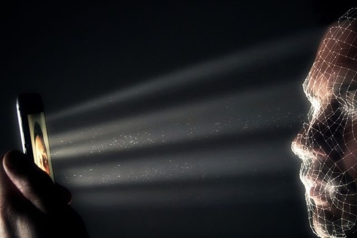 Đang ngủ cũng bị trộm ngàn USD trong tài khoản vì khóa nhận diện gương mặt - 1