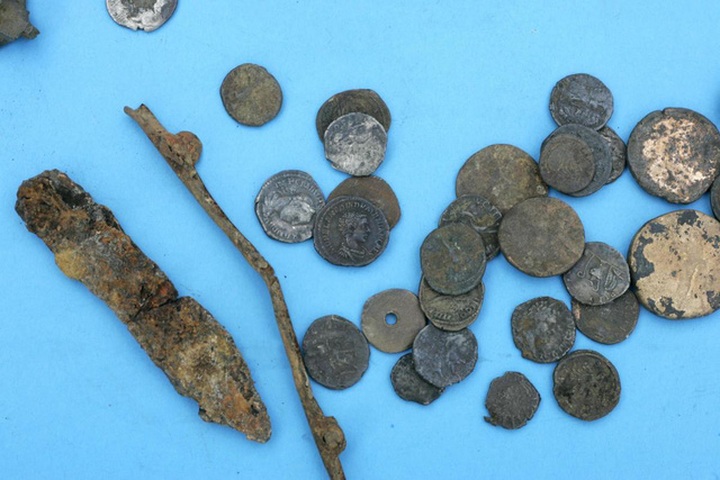 Một số đồng xu vàng, bạc được hai ông tìm thấy. (Nguồn: TNE)
