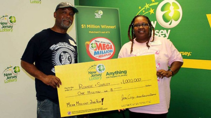 Vợ chồng ông Martin đến công ty xổ số New Jersey nhận giải thưởng 1 triệu USD. (Nguồn: abc News)