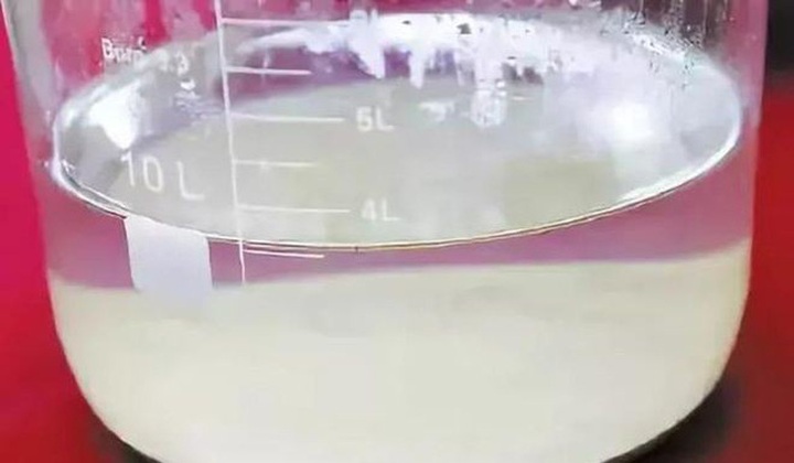 Lượng rượu quý giá trong chiếc bình cổ được cho là làm từ ngũ cốc lên men. (Nguồn: Baidu)