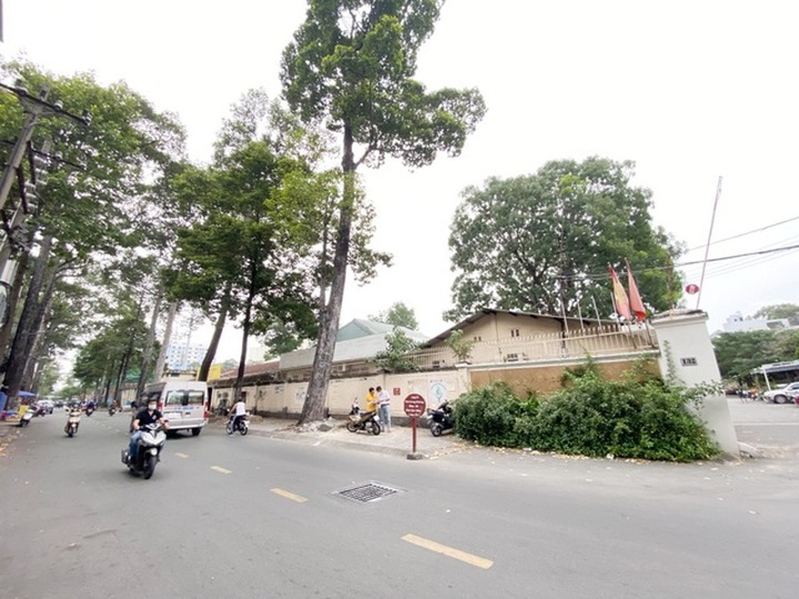 Đất vàng hàng ngàn tỷ đồng thành bãi giữ xe, bán cây cảnh - 1