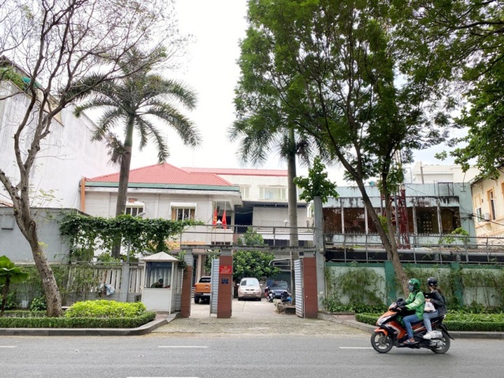 Đất vàng hàng ngàn tỷ đồng thành bãi giữ xe, bán cây cảnh - 12