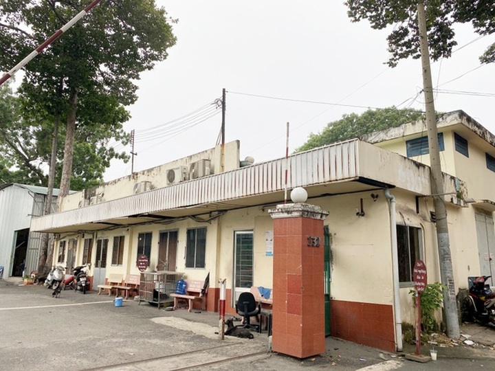 Đất vàng hàng ngàn tỷ đồng thành bãi giữ xe, bán cây cảnh - 4