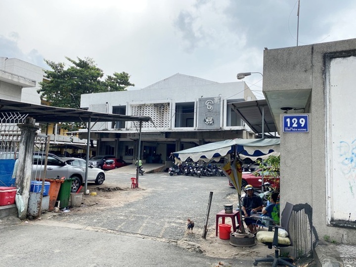 Đất vàng hàng ngàn tỷ đồng thành bãi giữ xe, bán cây cảnh - 5