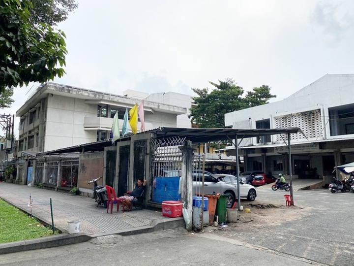 Đất vàng hàng ngàn tỷ đồng thành bãi giữ xe, bán cây cảnh - 6