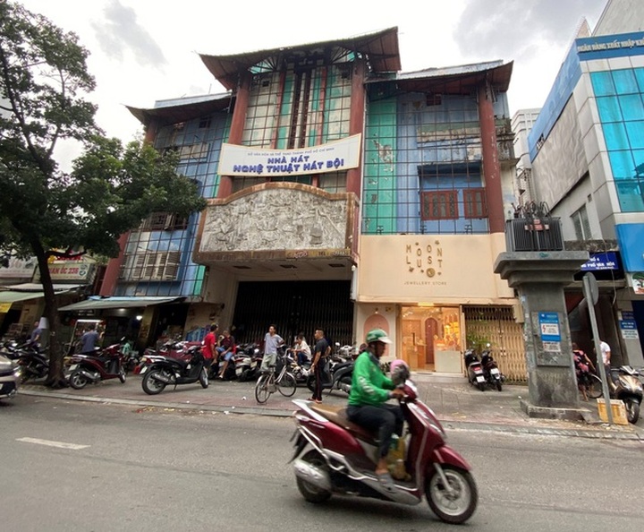 Đất vàng hàng ngàn tỷ đồng thành bãi giữ xe, bán cây cảnh - 8