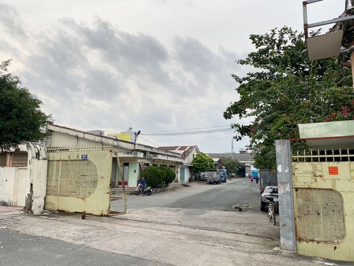 Đất vàng hàng ngàn tỷ đồng thành bãi giữ xe, bán cây cảnh - 10