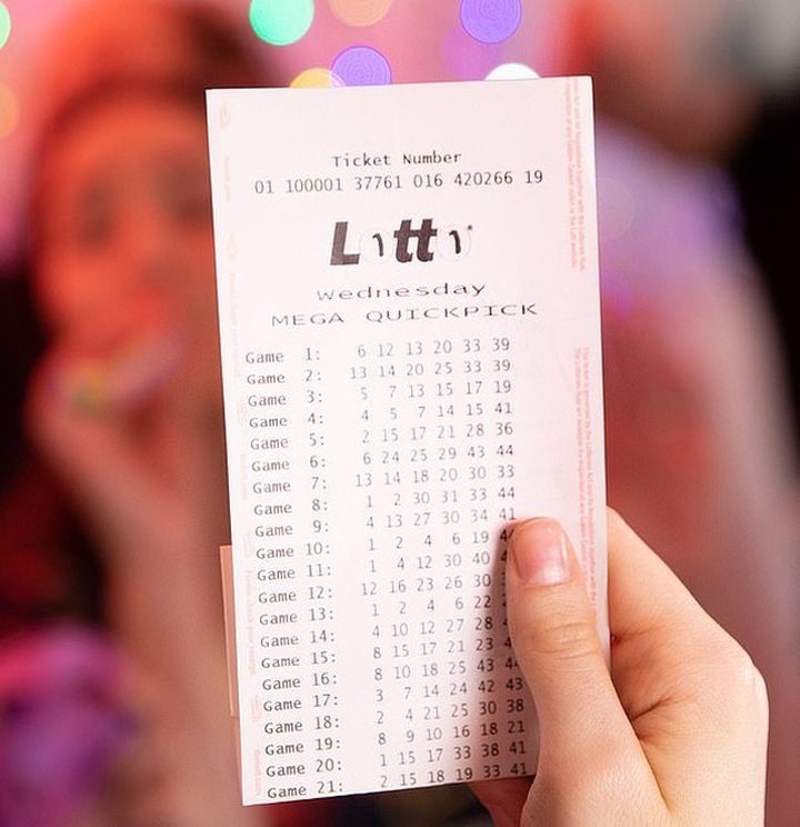 Đêm giao thừa mua tấm vé số, cô gái trúng độc đắc 226 tỷ đồng - 1