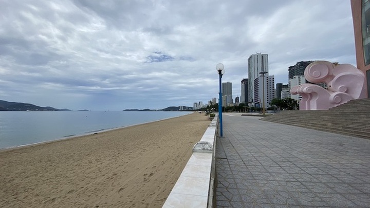 Dịch COVID-19 khiến Nha Trang đìu hiu, hàng loạt khách sạn đóng cửa - 6
