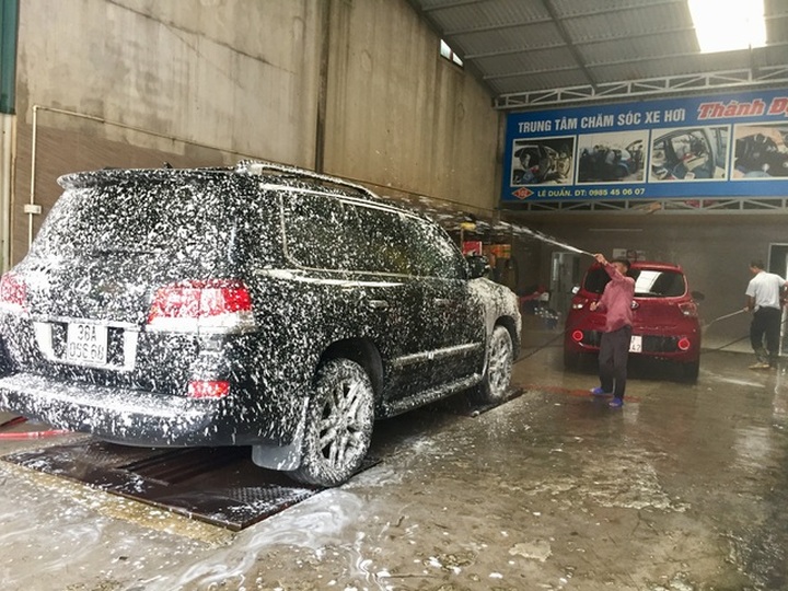 Dịch vụ tắm cho xế hộp “hốt bạc” ngày cuối năm - 1