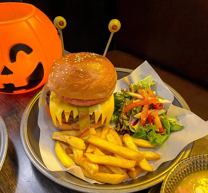 Đồ ăn bàn tay rướm máu, ếch lồi mắt kinh dị cháy hàng mùa Halloween - 1