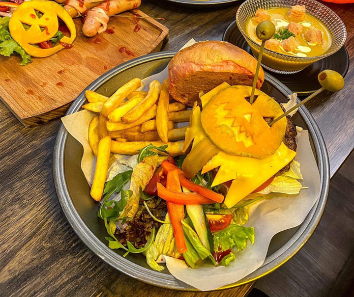 Đồ ăn bàn tay rướm máu, ếch lồi mắt kinh dị cháy hàng mùa Halloween - 2