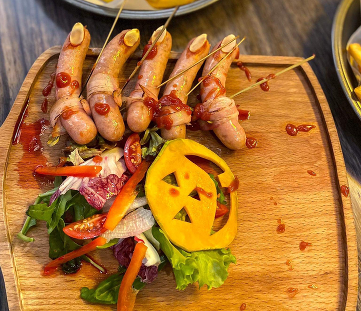 Đồ ăn bàn tay rướm máu, ếch lồi mắt kinh dị cháy hàng mùa Halloween - 3