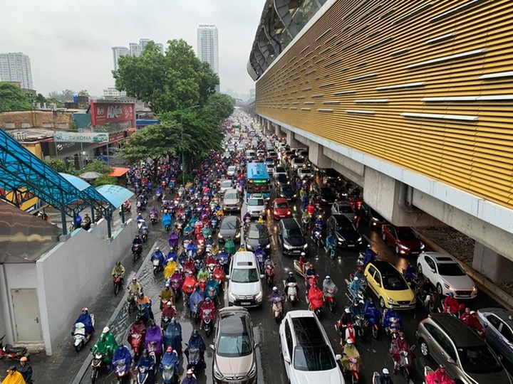 Đoạn đường dài 1km “cõng” đến 7 trường đại học, cao đẳng ở Hà Nội - 13