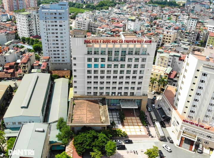 Đoạn đường dài 1km “cõng” đến 7 trường đại học, cao đẳng ở Hà Nội - 11