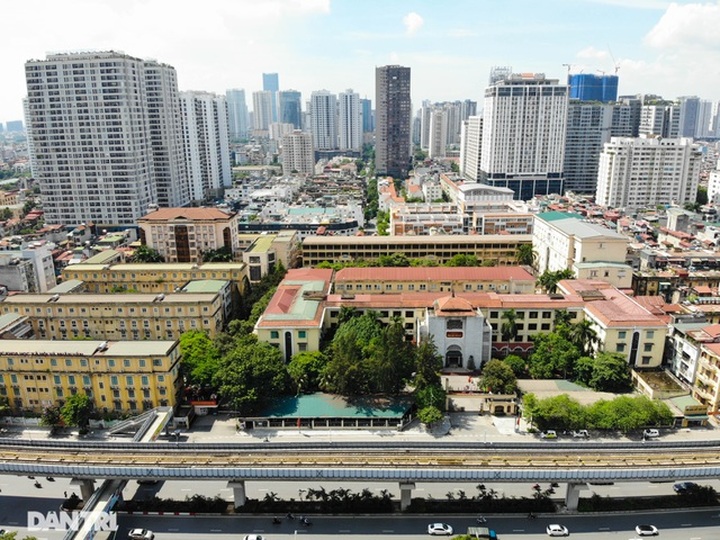 Đoạn đường dài 1km “cõng” đến 7 trường đại học, cao đẳng ở Hà Nội - 10